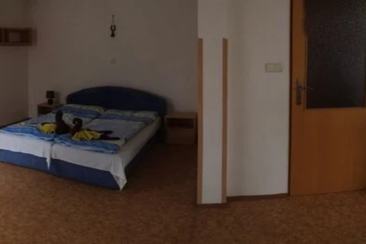 Room 4 of 14