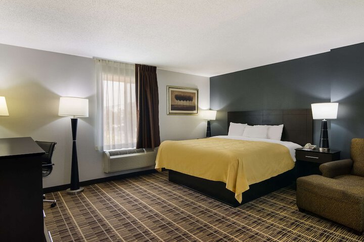 1 King Bed (6 of 10)