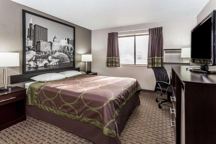 1 Queen Bed (2 of 14)