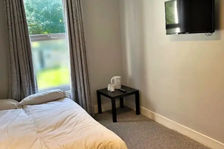 Room 4 of 6