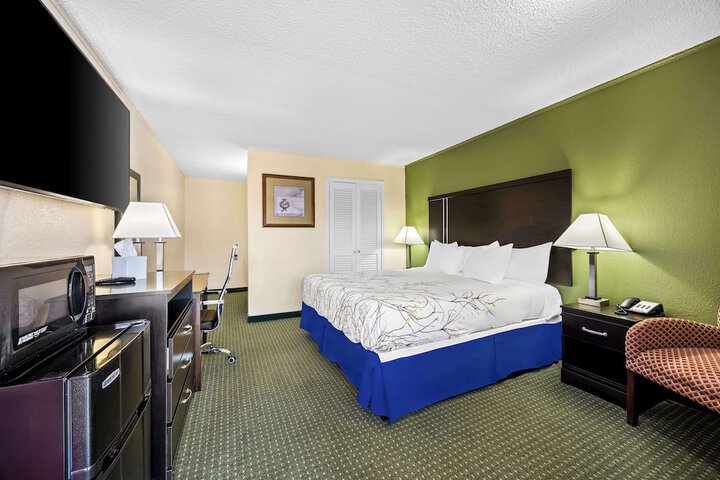 1 King Bed (5 of 6)
