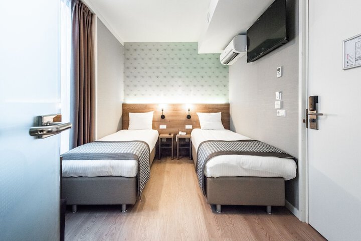 Room 32 of 58