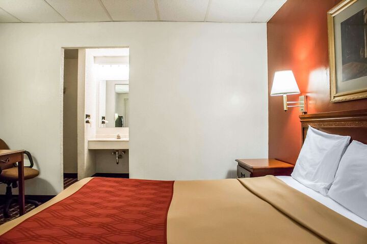 1 King Bed (4 of 11)