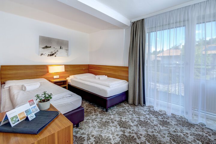 Room 6 of 33
