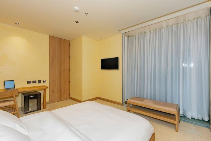 Room 27 of 45