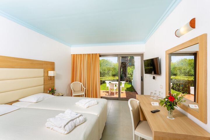 Room 4 of 83