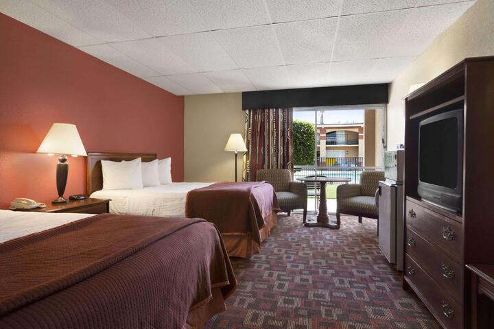 1 Queen Bed Business Room (2 of 7)