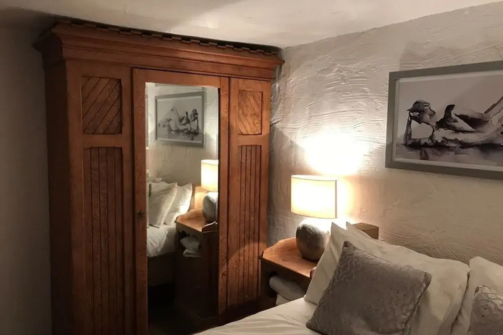 Room 4 of 18