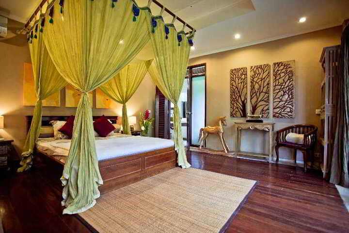Room 4 of 8