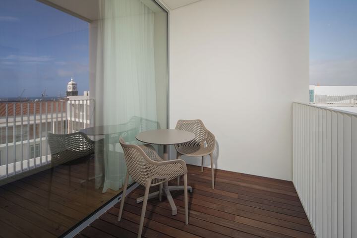 Room 4 of 105