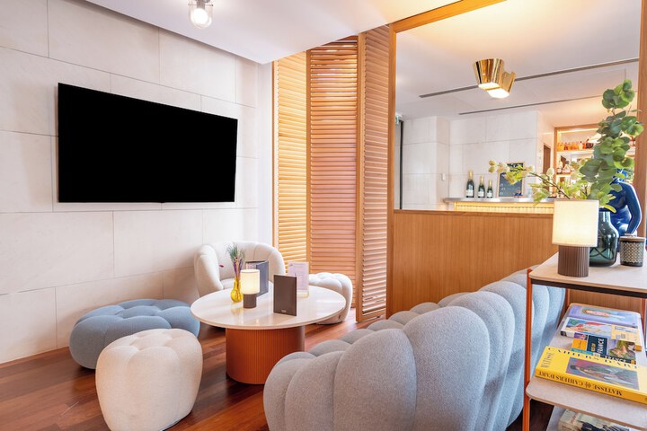 Lounge 98 of 134