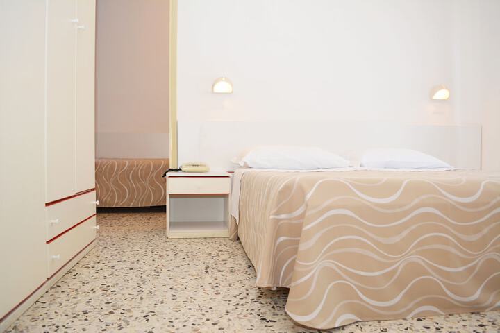 Room 4 of 37
