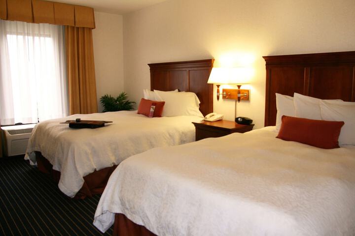 2 Queen Beds (8 of 12)