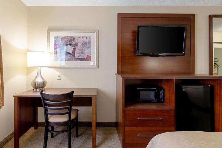 2 Queen Beds (1 of 8)