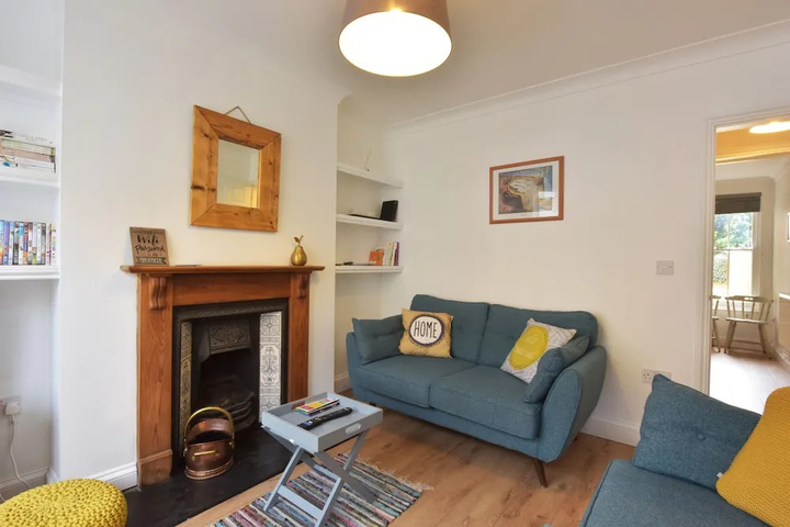 Room 4 of 9