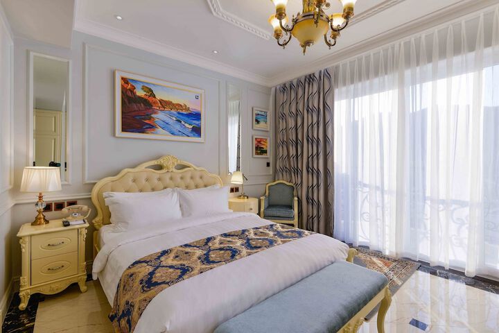 Room 13 of 195