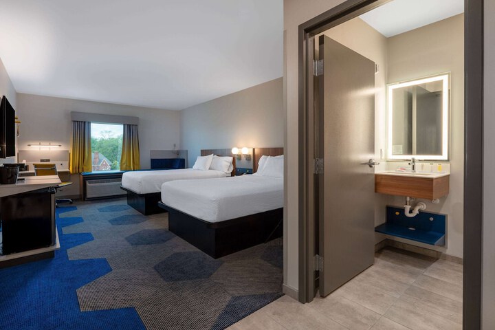 2 Queen Beds (2 of 9)