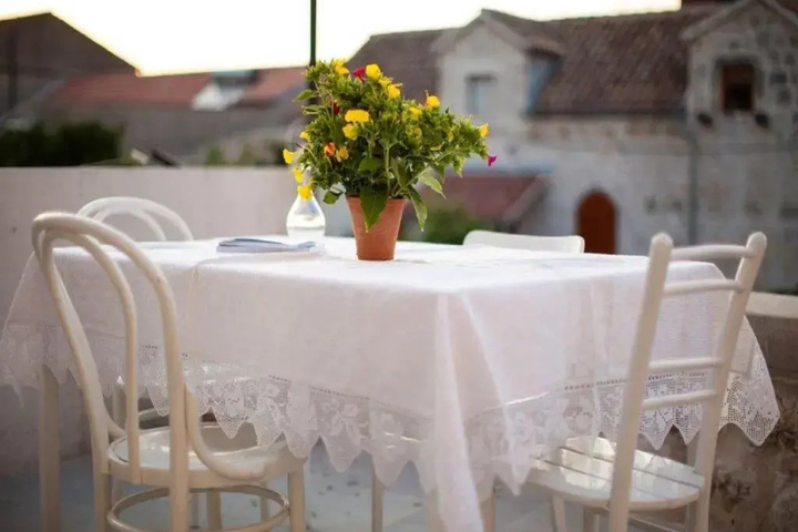 Dining 12 of 13