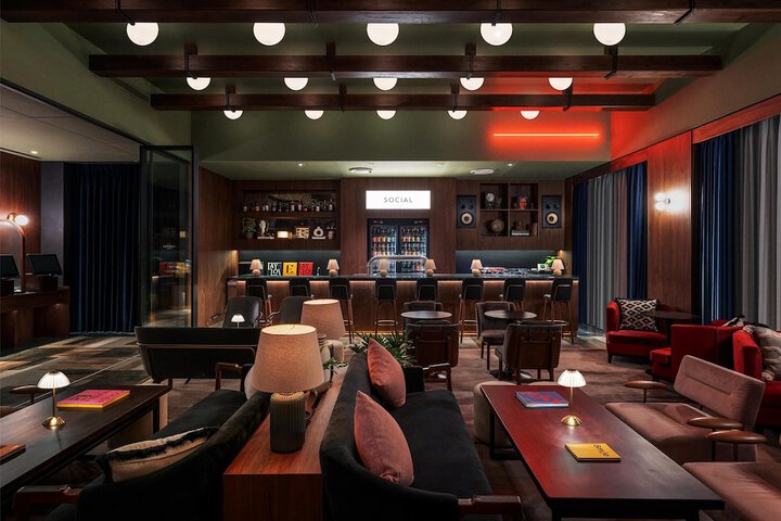 Lounge 54 of 57
