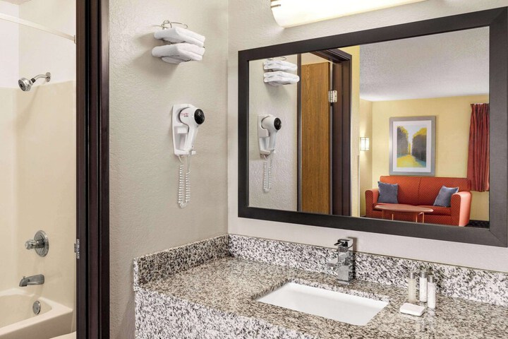 Room 14 of 38