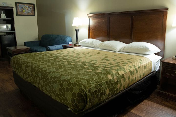 1 King Bed (4 of 7)