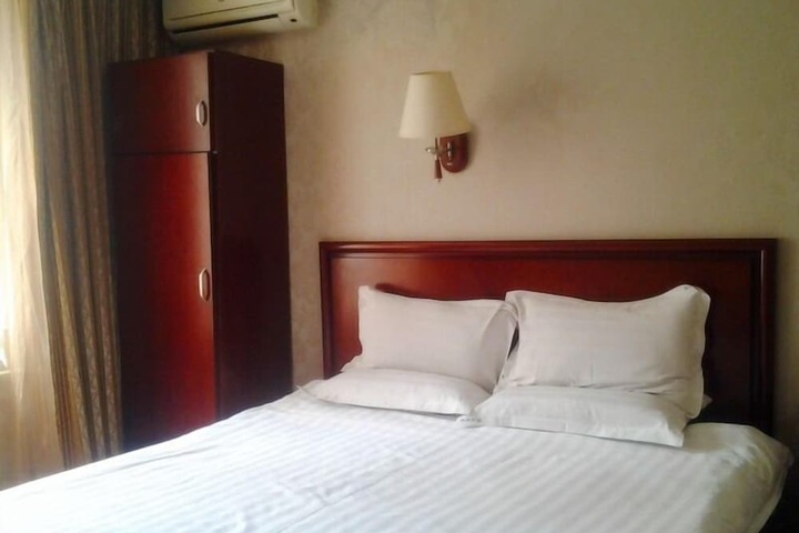 Room 6 of 10