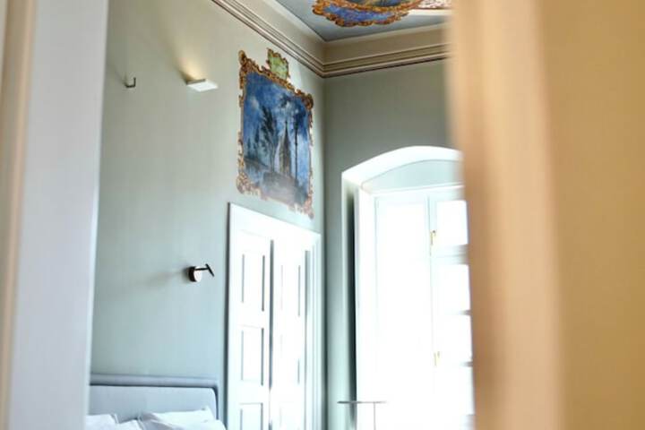 Room 14 of 206