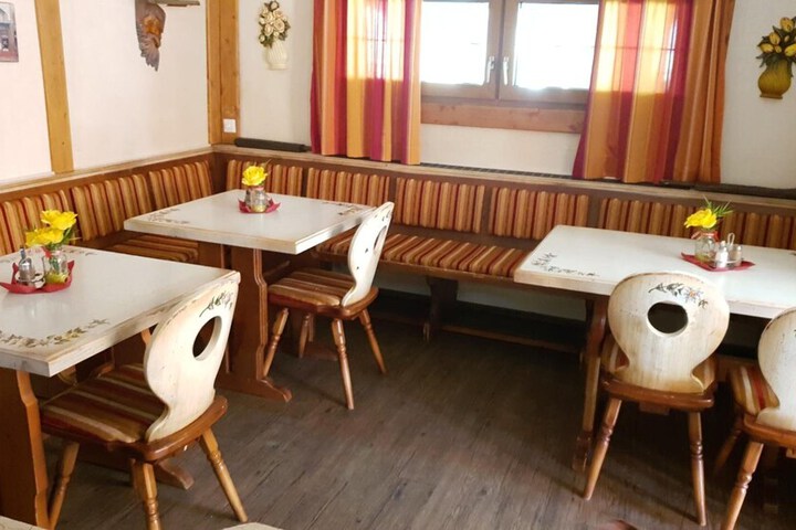 Dining 19 of 27