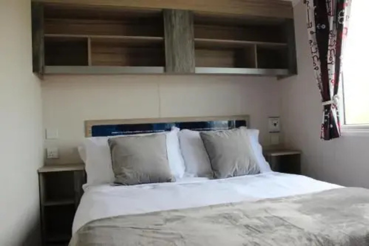 Room 4 of 18