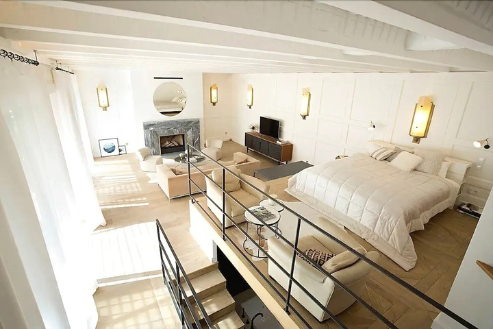 Room 4 of 16