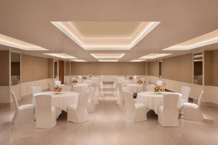 Ballroom/Hall 114 of 136