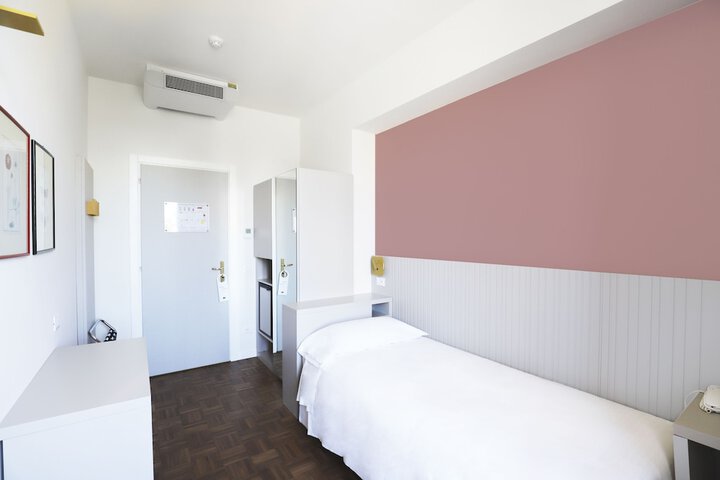 Room 16 of 44