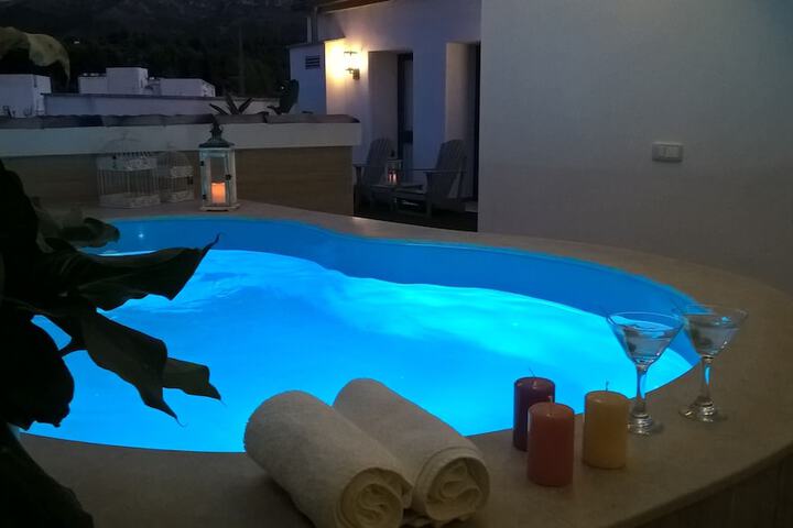 Pool 44 of 64