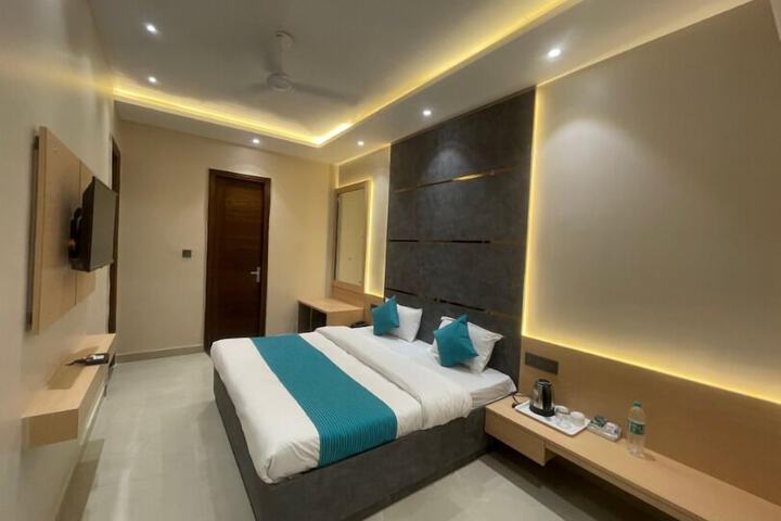 Room 2 of 33