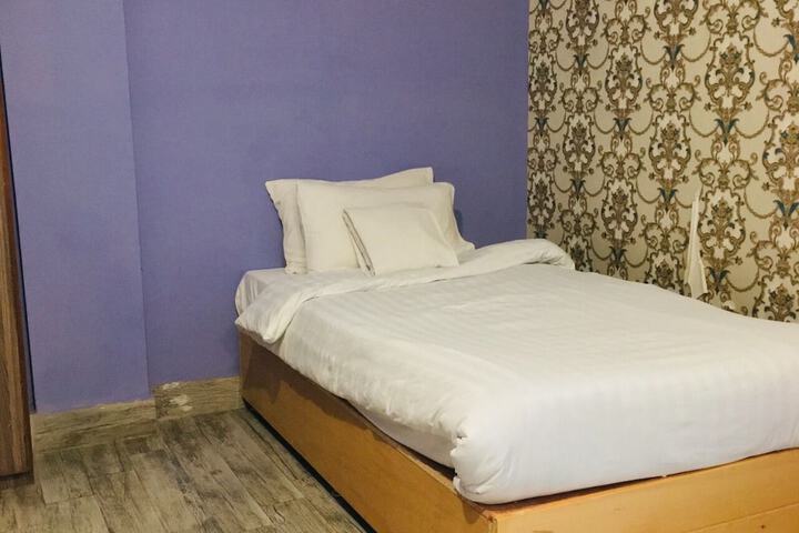 Room 8 of 33