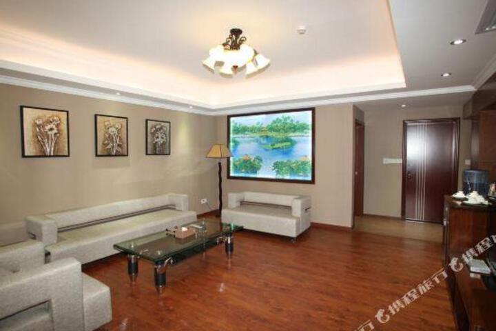 Longhu Island Hotel (Deqing Longmu Street)