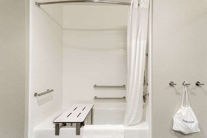 2 Queen Beds Hearing Accessible (18 of 20)