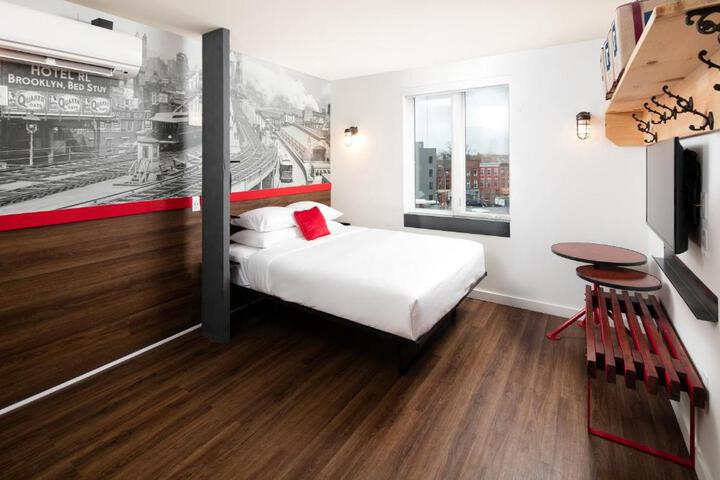 Queen Bed with Sofa (4 of 10)