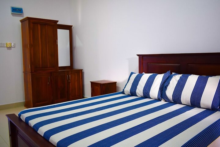 Room 6 of 8