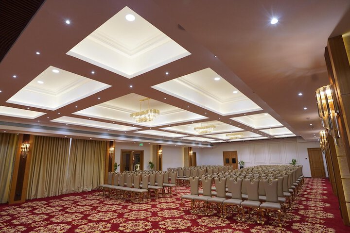 Ballroom/Hall 38 of 54