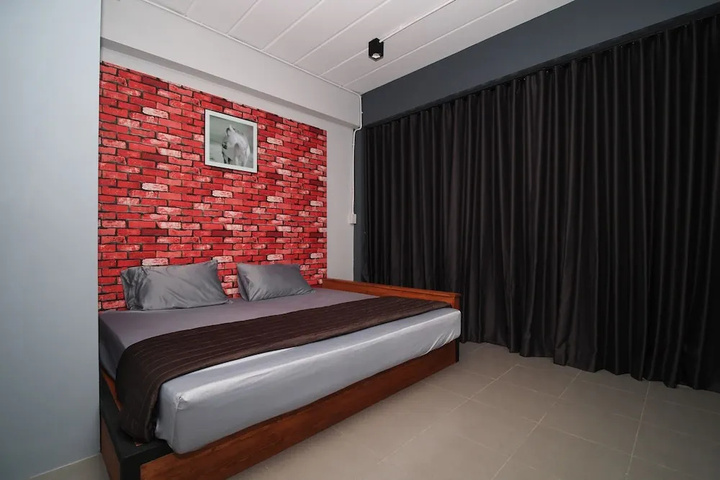 Room 5 of 18