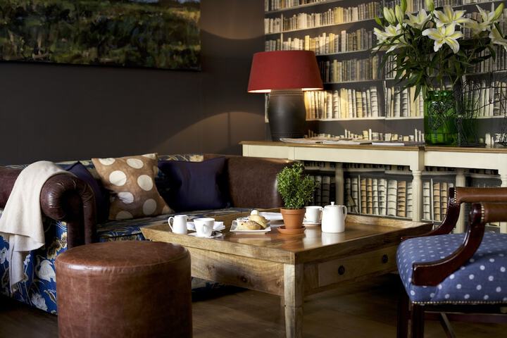 Lounge 52 of 55