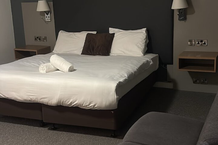 Room 6 of 15