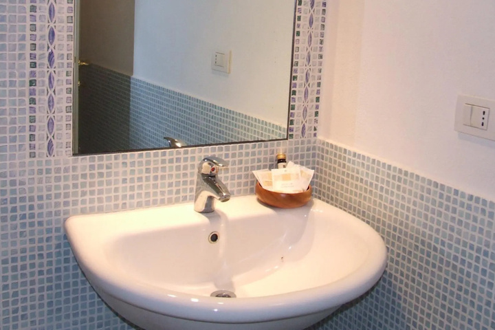 Room 6 of 15