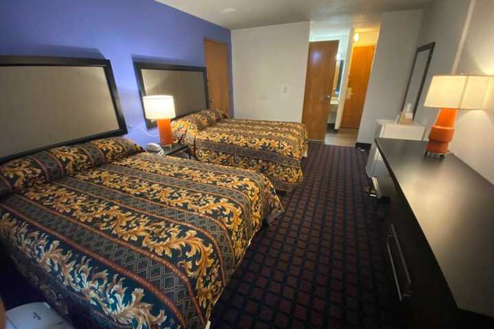 Room 10 of 32