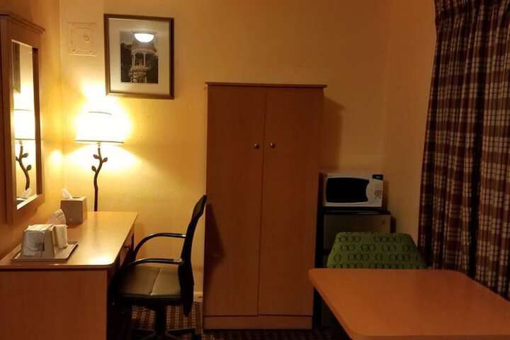 Room 4 of 9