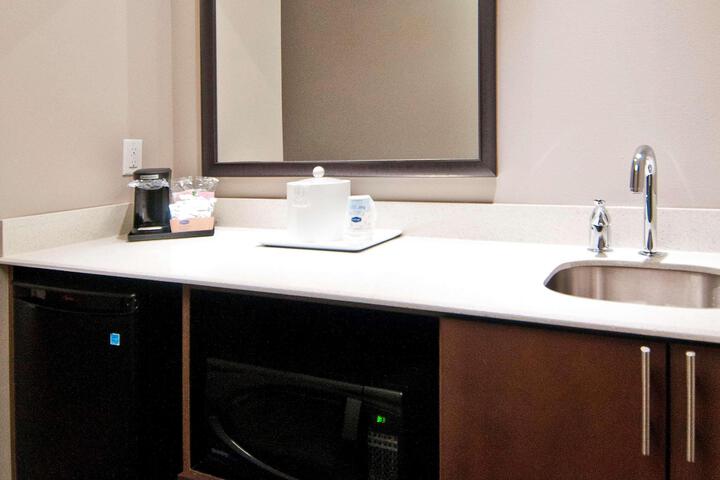 1 King Mobility Hearing Accessible with Tub (5 of 11)