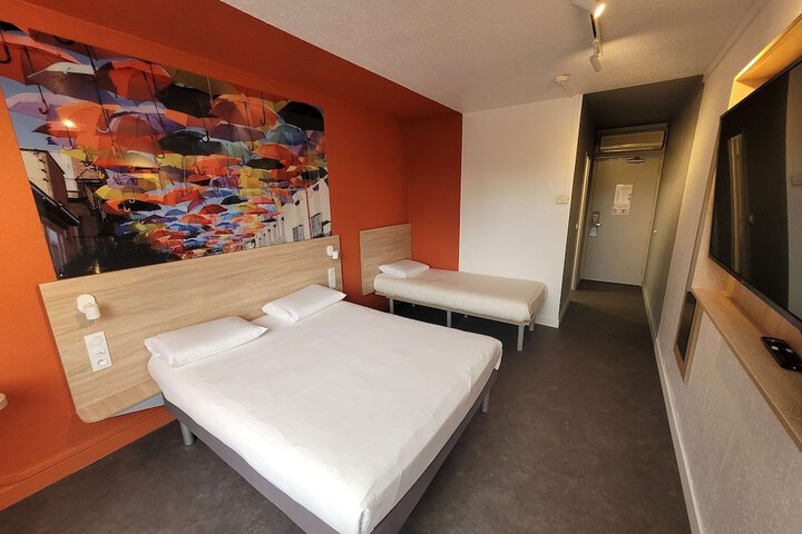 Room 9 of 33