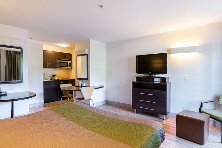 1 King Bed (2 of 17)