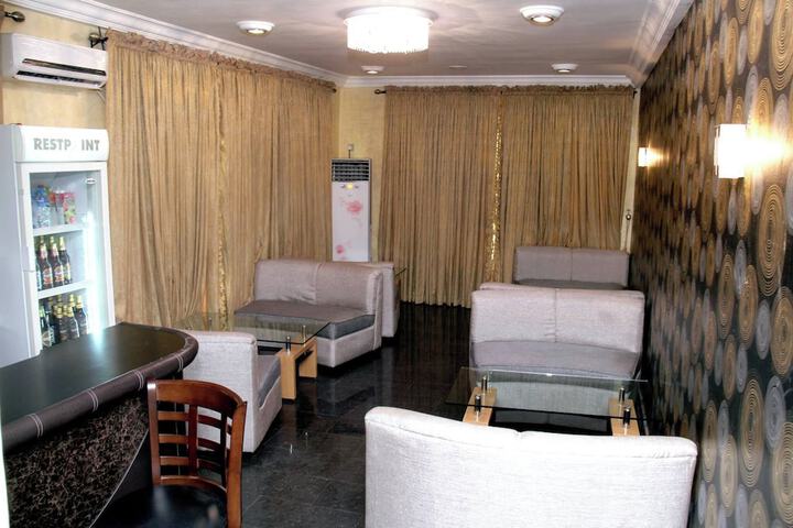 Lounge 32 of 36